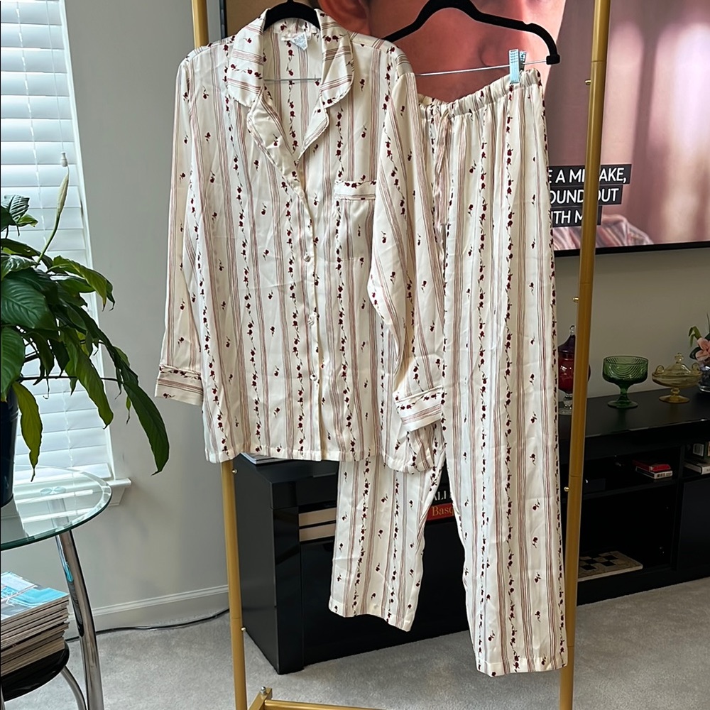 Private Luxuries pajama set size Large